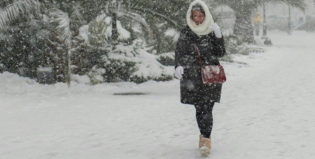 женщина в сугробе. падающий снег. иду по снегу. девушка и снегопад. иду по снегу.