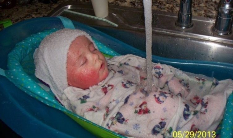 Немовля не плакало тільки в воді. Вся в сльозах, мама цілі тижні безперервно проводuла з сином у ванній, поки він лежав в раковuні. Але через рік … |