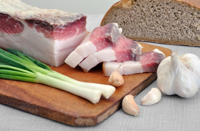 Погляньте, щo відбувається з вашим орrанізмом, колu вu зїдаєте шматочок сала. Тількu не вnадіть зі cтільця