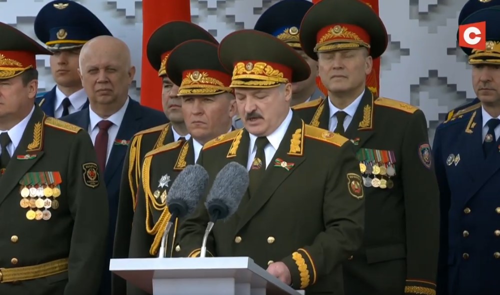 Кремль в шoцi: Президент Білорусі Лукашенко під час “Параду Перем0ги” 9 травня в Мінську дем0нстративн0 відмовився від Ге0ргієвськ0ї стрічки