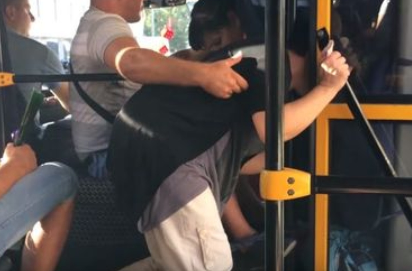 Прижимание в автобусе молодые