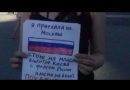 Жителька Москви вийшла в центрі Києва із прапором Росії. Знаєте, що з нею зробили?